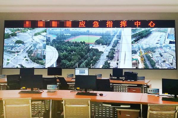 多种信息源通过什么设备输出拼接屏？