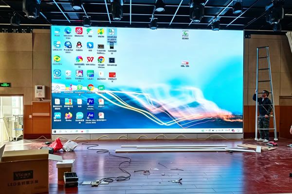 LED显示屏和投影仪哪个好？会议室/展厅/教室选型终极对比