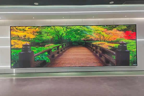 音乐厅led屏幕一般多少寸合适，用P几的？