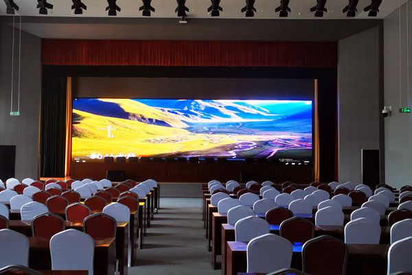 8米宽、15米长的会议室用多大尺寸的LED显示屏合适？