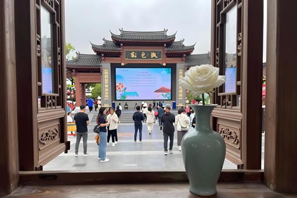 “新中式乐园”刷屏出圈！LED显示屏赋能非遗文旅，维康国际打造沉浸式国风盛宴