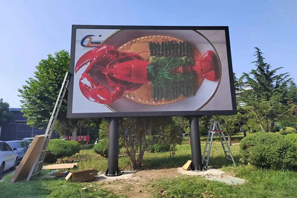 户外LED显示屏防水等级详解：IP65和IP67有什么区别？如何选不踩坑？