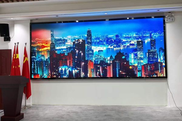 2026年会议厅大屏风向：P1.2以下微间距成标配，AI与XR重塑高端会议体验