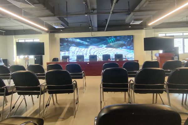 会议室LED显示屏尺寸怎么确定？根据场地面积与视距的计算方法