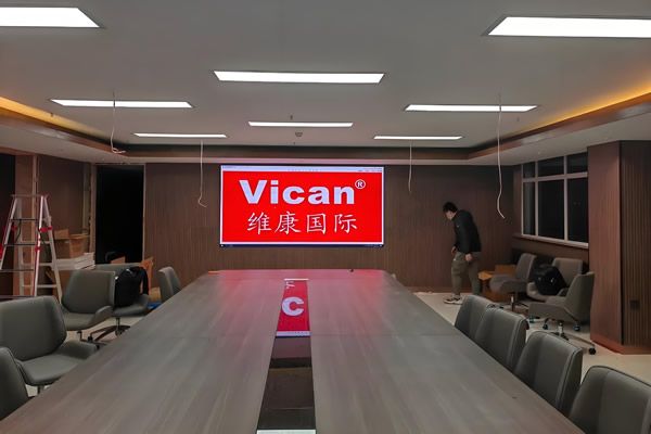 P1.5小间距LED显示屏适合多大会议室？间距选择与尺寸对照表